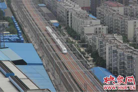 4日上午8點10分，隨著一聲汽笛長鳴，一列“子彈頭”列車緩緩駛出鄭州車站。