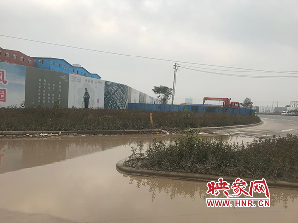 路口右轉(zhuǎn)分流道路況極差 路口右轉(zhuǎn)分流道路況極差