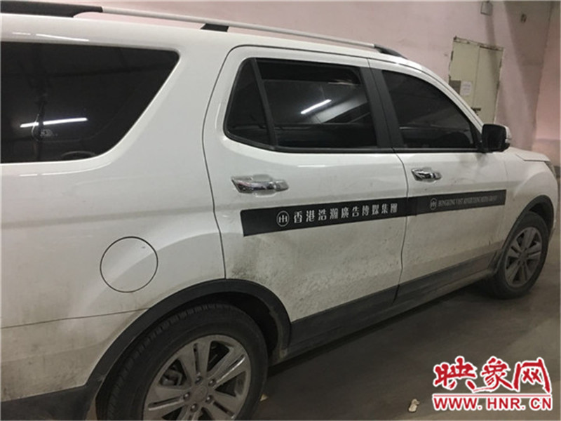 車身上按要求貼著廣告。