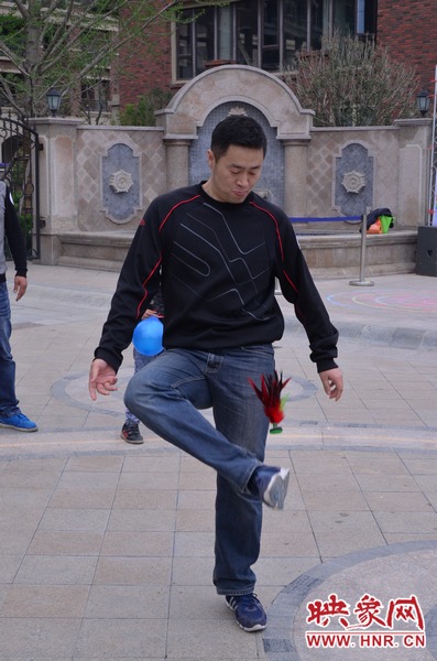 說是比賽，其實(shí)就是活力的釋放，就是開心的海洋，丟沙包、踢毽子、三人四足、滾鐵環(huán)等項(xiàng)目