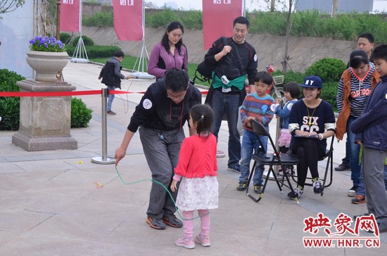 當(dāng)然啦，也有小天使現(xiàn)場(chǎng)跟爸比罷工的，就是不跳，弄的爸爸也哭笑不得。