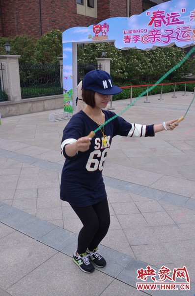 小麥也是現(xiàn)場(chǎng)玩起了跳繩，技術(shù)不錯(cuò)嘛！