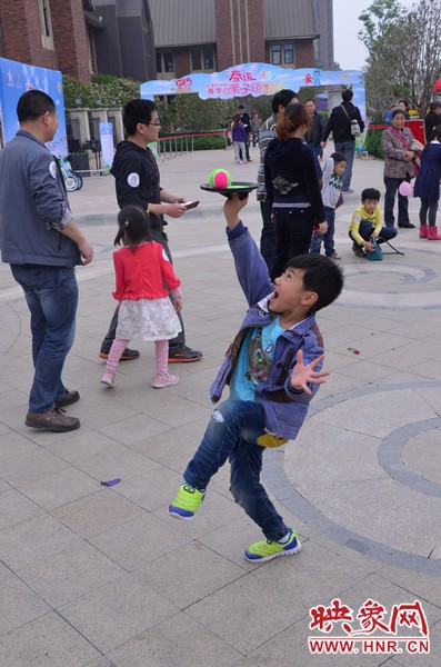 小弟弟，你玩?zhèn)€托球不用這么夸張吧，哈哈！