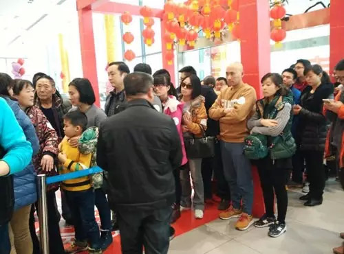 排隊領年貨，一家老小齊上陣。