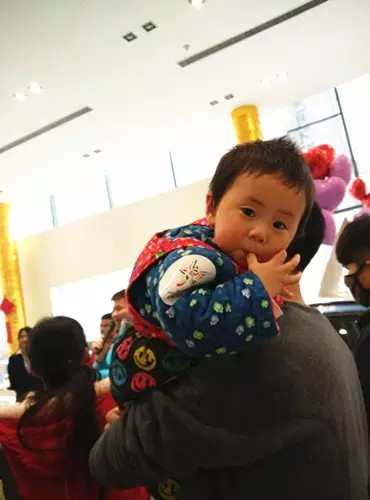 小朋友雖然你骨骼清奇，但是米、油你照樣拎不動啊，還是乖乖的油卡拿好吧。