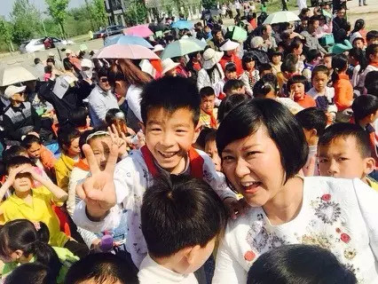 現(xiàn)場(chǎng)看來，陶真姐姐更是倍受孩子們的歡迎！