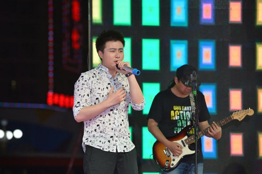 首先出場(chǎng)的是主播佳雨，一首《李白》，瞬間將現(xiàn)場(chǎng)的火熱氣氛點(diǎn)著。