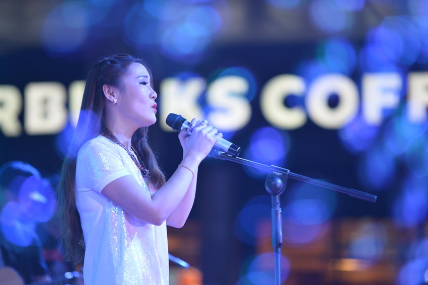 接下來是主播丹丹的《辛德瑞拉》，作為一個(gè)音樂節(jié)目的主播，唱歌當(dāng)然都是毛毛雨。