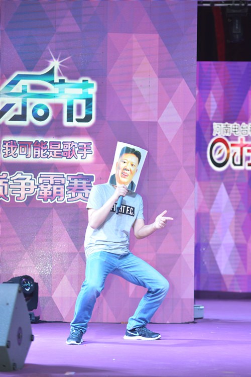 不過隨后的阿強(qiáng)老師現(xiàn)場(chǎng)傳授RAP教程，同樣不遜于老楊呢?。? complete=