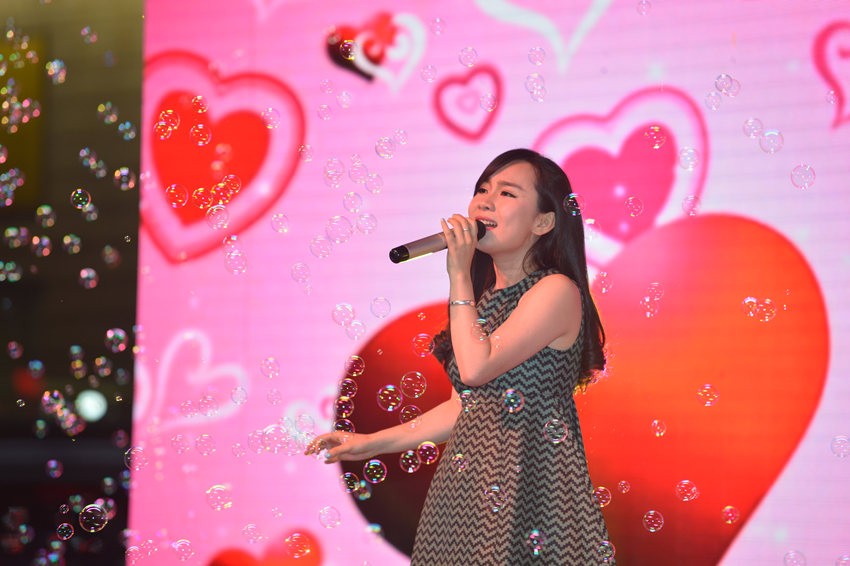 夢(mèng)茹選擇了走溫情路線，《至少還有你》唱的是深情款款。