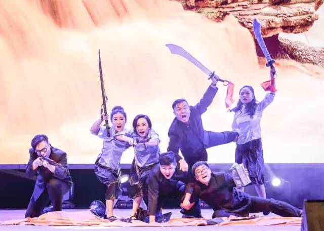 作為本場晚會的最后一個節(jié)目，《黃河大合唱》刷新你完全不一樣的體驗。