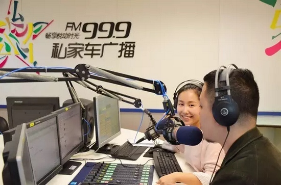 美女嘉賓來做客直播間，麥姐看莫非的眼神，嘖嘖，愛一個(gè)人是什么感覺？