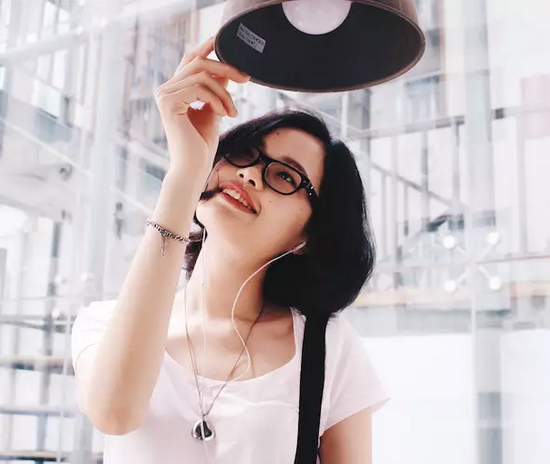 當(dāng)然，怎么能少的了美女出鏡？