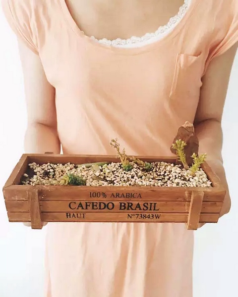 我們同時也在撫摸著希望，從中了解鄭州的生命張力。