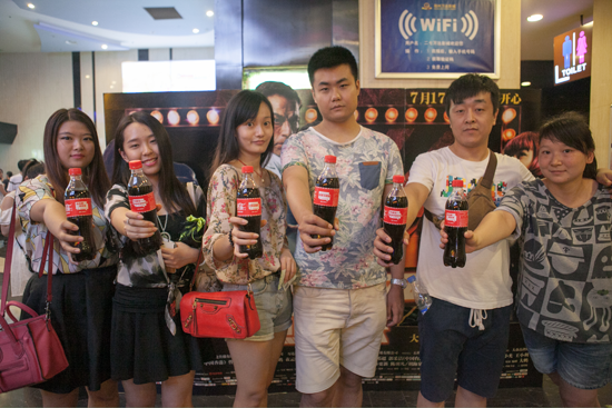 粉絲與煎餅俠專屬臺詞瓶合影照 粉絲與煎餅俠專屬臺詞瓶合影照