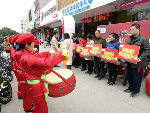 10月29日 河南體彩鶴壁分中心向獲獎彩民頒發(fā)15輛電動車 10月29日 河南體彩鶴壁分中心向獲獎彩民頒發(fā)15輛電動車