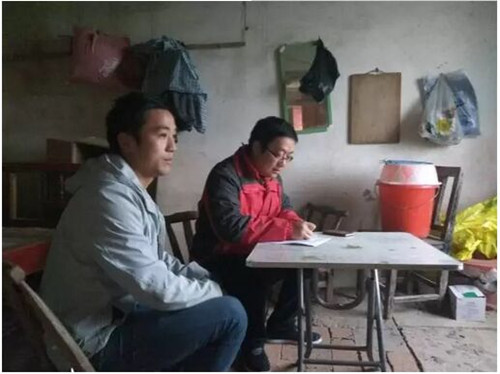 為盡快進(jìn)行資助 河南體彩及時(shí)家訪 為盡快進(jìn)行資助 河南體彩及時(shí)家訪