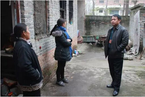 為盡快進(jìn)行資助 河南體彩及時(shí)家訪 為盡快進(jìn)行資助 河南體彩及時(shí)家訪