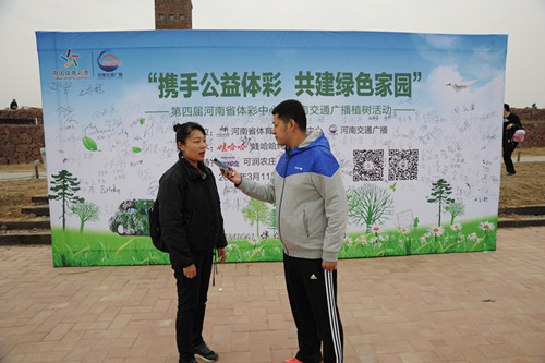 河南省體育彩票管理中心公共關(guān)系部副主任胥艷芳和聽眾連線中 河南省體育彩票管理中心公共關(guān)系部副主任胥艷芳和聽眾連線中