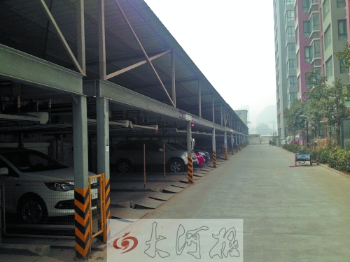 中原區(qū)新禧園小區(qū)，靠著圍墻的空地，建成兩層立體車庫。