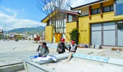 　　別墅工地，工人正在施工。