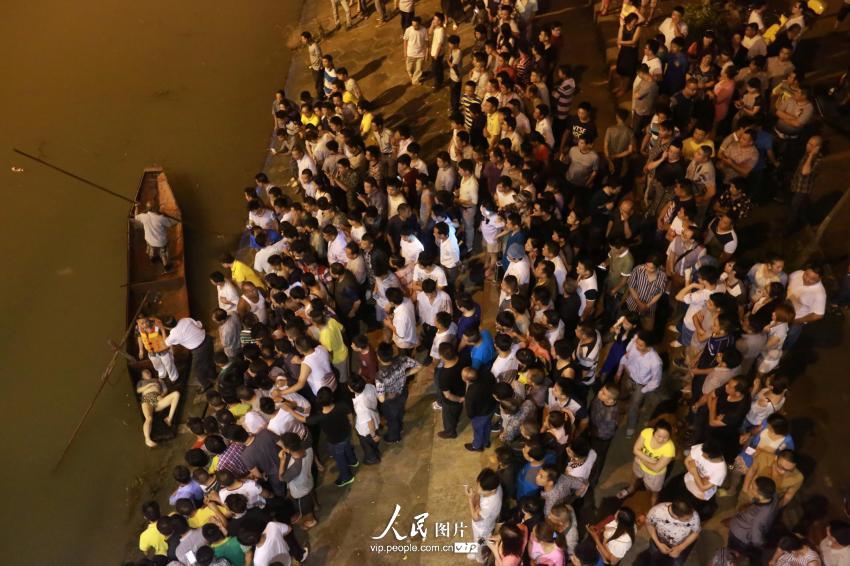 6月4日晚，湖南省婁底市二大橋跳河自殺的女子遺體被打撈上來(lái)。