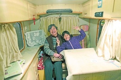  天黑了，外面風雨交加而董怡汶坐在溫暖的房車里。