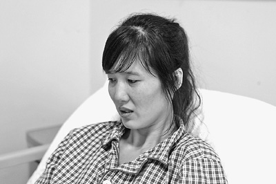 郭萍先做完手術(shù)的左腳剛剛拆線，但還打著石膏，鋼釘也尚未取出