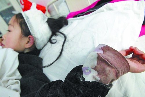 鑫鑫內(nèi)衣袖子上的血跡清晰可見 鑫鑫內(nèi)衣袖子上的血跡清晰可見