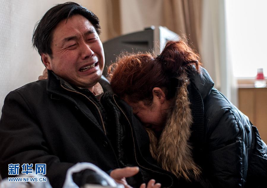 2月5日，遇難大學生郭培（化名）的父母抱頭痛哭。