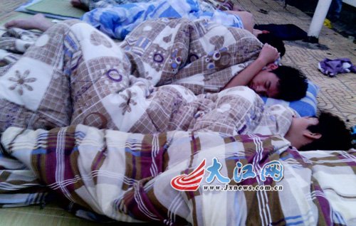 南昌天氣進(jìn)入“烘烤”模式 學(xué)子樓頂打地鋪走紅 南昌天氣進(jìn)入“烘烤”模式 學(xué)子樓頂打地鋪走紅