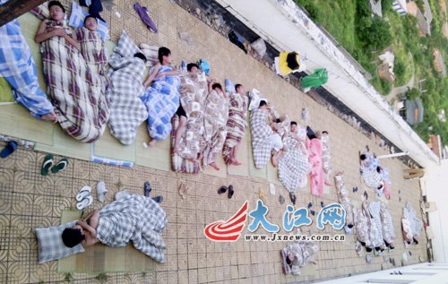 南昌天氣進(jìn)入“烘烤”模式 學(xué)子樓頂打地鋪走紅 南昌天氣進(jìn)入“烘烤”模式 學(xué)子樓頂打地鋪走紅