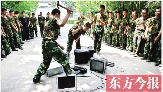 為了讓孩子表達(dá)戒除網(wǎng)癮的決心，學(xué)校組織孩子親手砸毀電腦