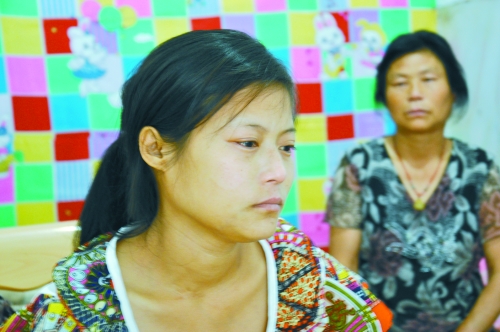 王學(xué)鳳望著女兒，一言不發(fā)