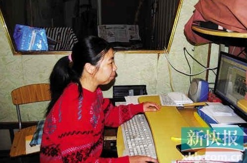 在狹小簡陋的住處，陳敏莉最專注的事情是通過網絡即時了解公益信息