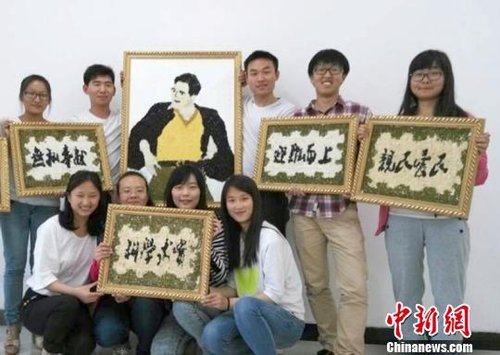 大學(xué)生們?yōu)榧o(jì)念焦裕祿，用黑豆、綠豆、大米等糧食在硬紙板上創(chuàng)作的糧食畫