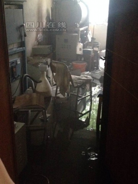 2日上午9時(shí)許，成都理工大學(xué)測(cè)試樓內(nèi)一實(shí)驗(yàn)室起火，造成一人輕傷，目前明火已滅