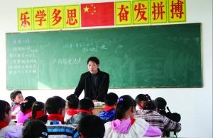 張從友先把妻子帶到學(xué)校，然后會(huì)準(zhǔn)時(shí)為學(xué)生們上課