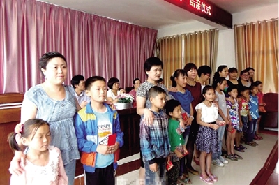 身后的“代理媽媽”，使留守兒童的身心有了依靠