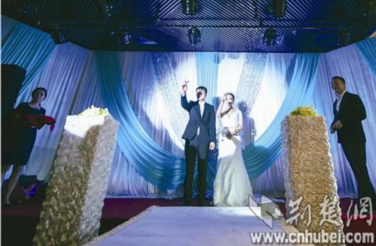 經(jīng)過執(zhí)著追求和3年戀愛，昨日，25歲的武漢小伙張巖終于娶回黑龍江姑娘張巖