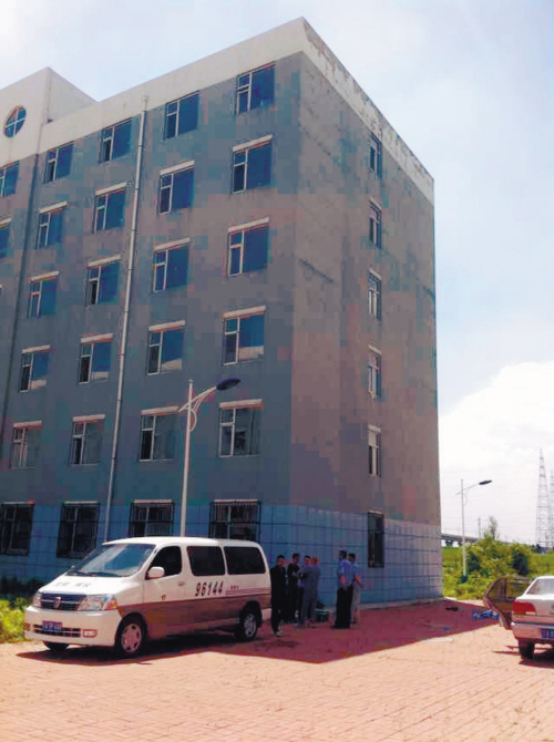 現(xiàn)場被警方封鎖，圈內(nèi)為死者遺體位置