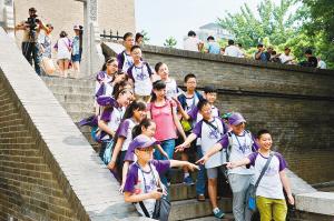 西安小雁塔景區(qū)內(nèi)，學(xué)生們正在古跡前合影留念