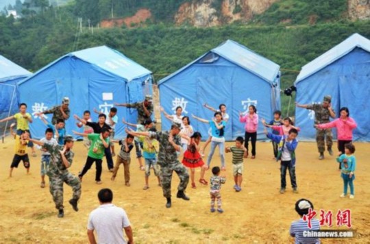 云南魯?shù)檎饏^(qū)上演“最美小蘋(píng)果”