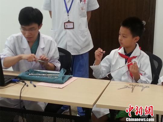 兒童暑期“職業(yè)體驗(yàn)” 醫(yī)生、警察職業(yè)受熱捧