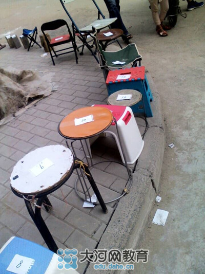 17號(hào)中午，鄭州市金水區(qū)實(shí)驗(yàn)小學(xué)就已經(jīng)開(kāi)始出現(xiàn)排隊(duì)等待報(bào)名的長(zhǎng)龍了！