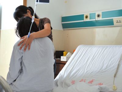 由于前天進行了面部修復手術，俞燕身體不適，父母24小時陪在她的身邊