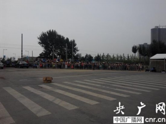 人才市場等待入場的人群 人才市場等待入場的人群