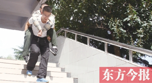 18歲少年背殘疾同學上學7年 獲贊中國好同桌 18歲少年背殘疾同學上學7年 獲贊中國好同桌