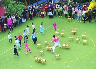 男老師帶著孩子們做游戲。