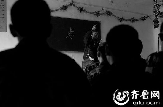 方光與其他癡迷網絡游戲的孩子一起，在重新認識“孝”的含義